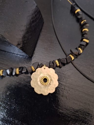 Halskette mit Messinganhänger u. Onyxperlen 55€